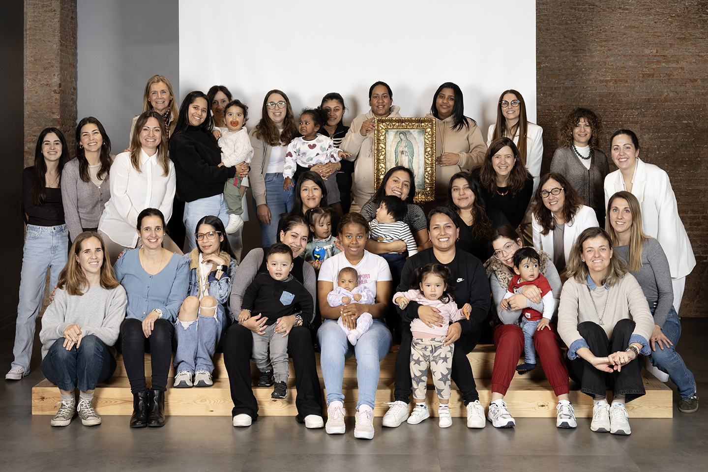 Bella Aurora al lado de la Asociación Casa Guadalupe